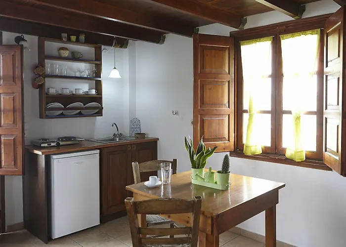 Anna Traditional Aparthotel